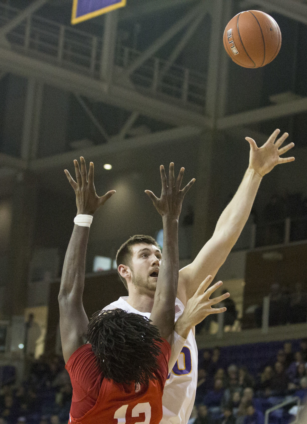 010420kw-uni-basketball-03